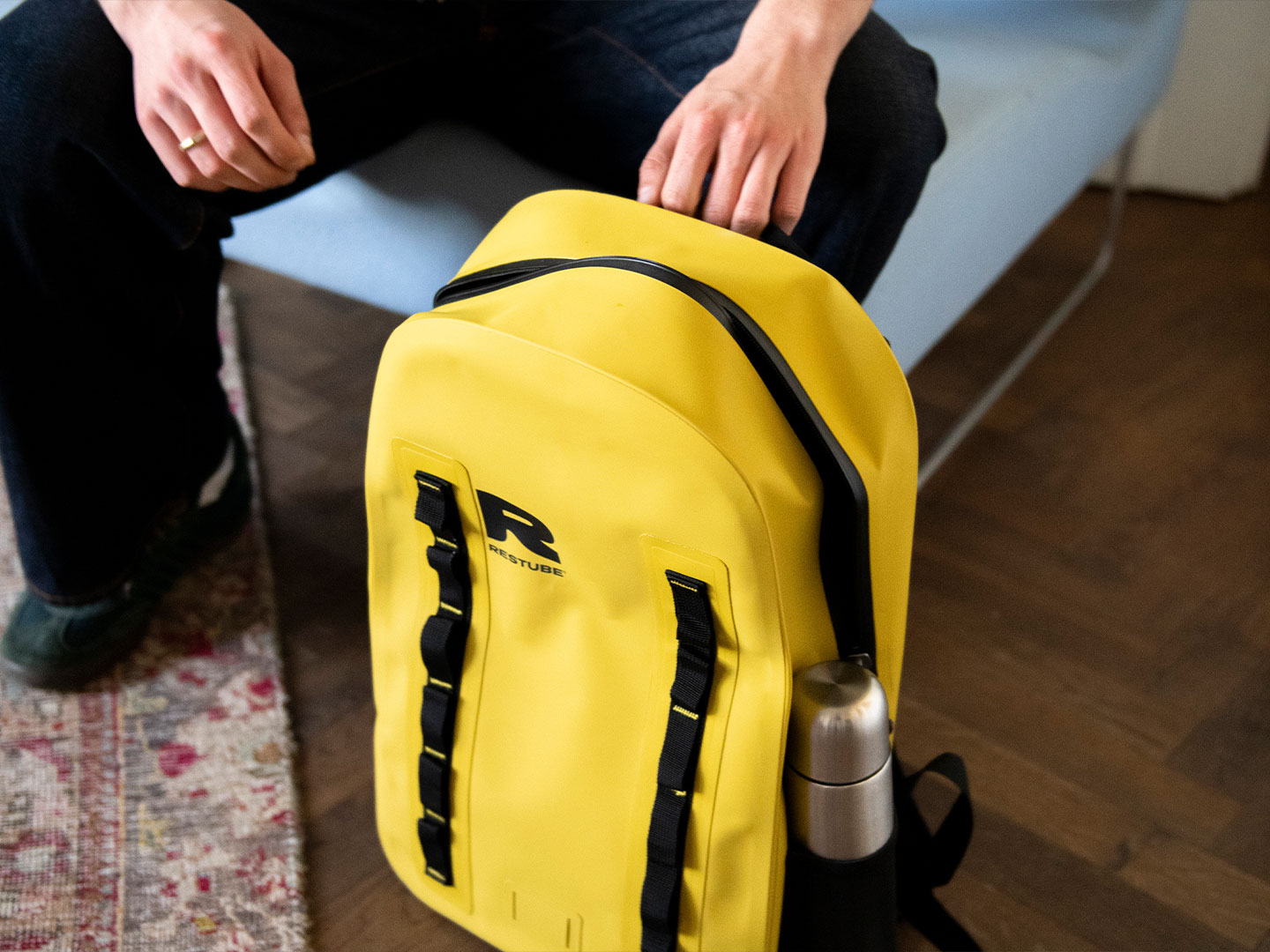 restube_rucksack_lifestyle_zip_yellow